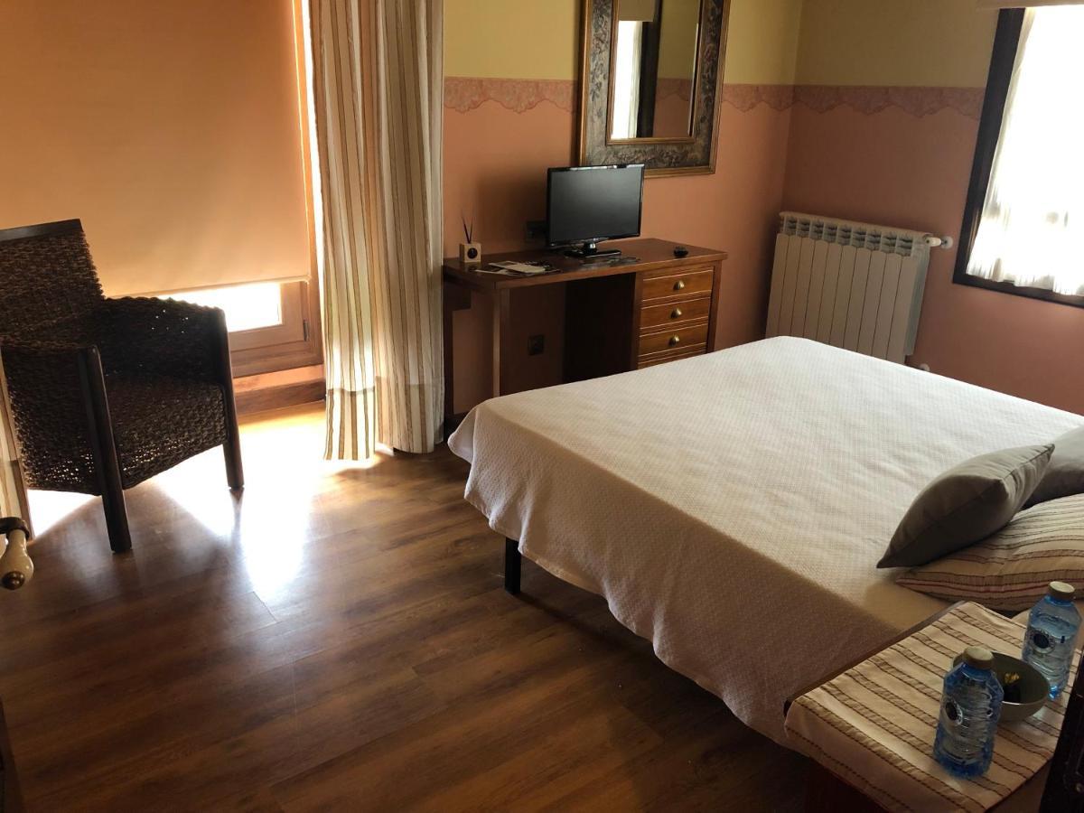 Hotel Restaurante La Carasca Orlé Екстериор снимка